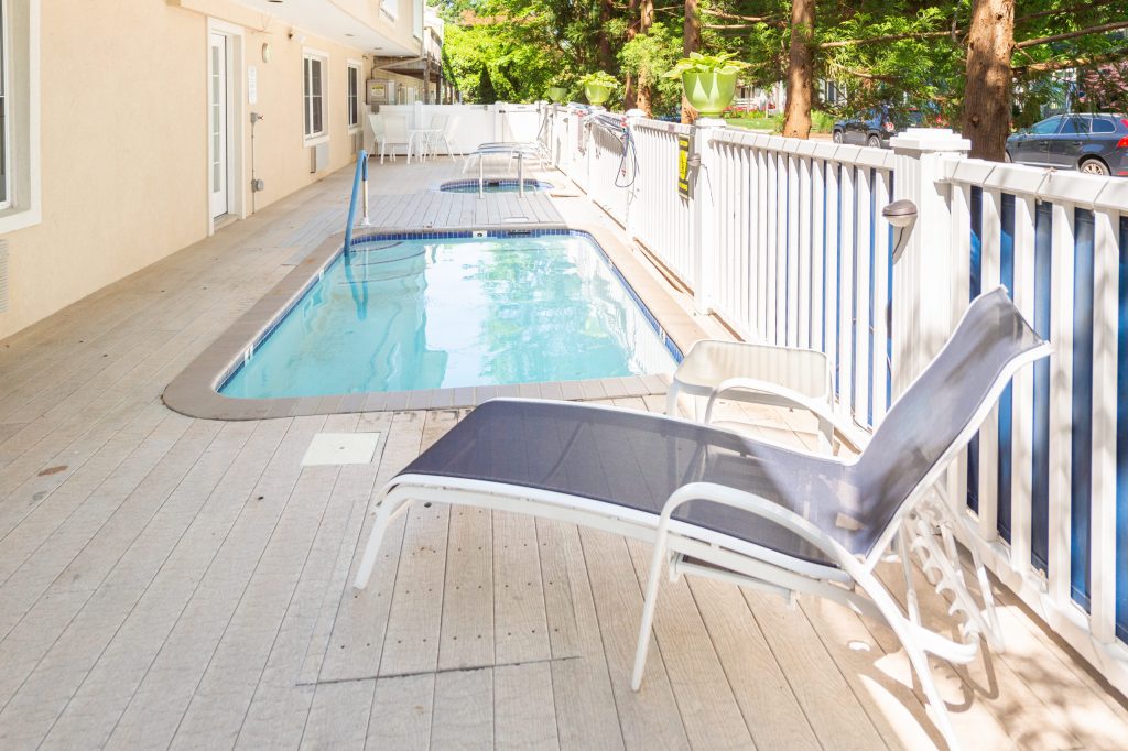 Canalside Inn pool and hot tub